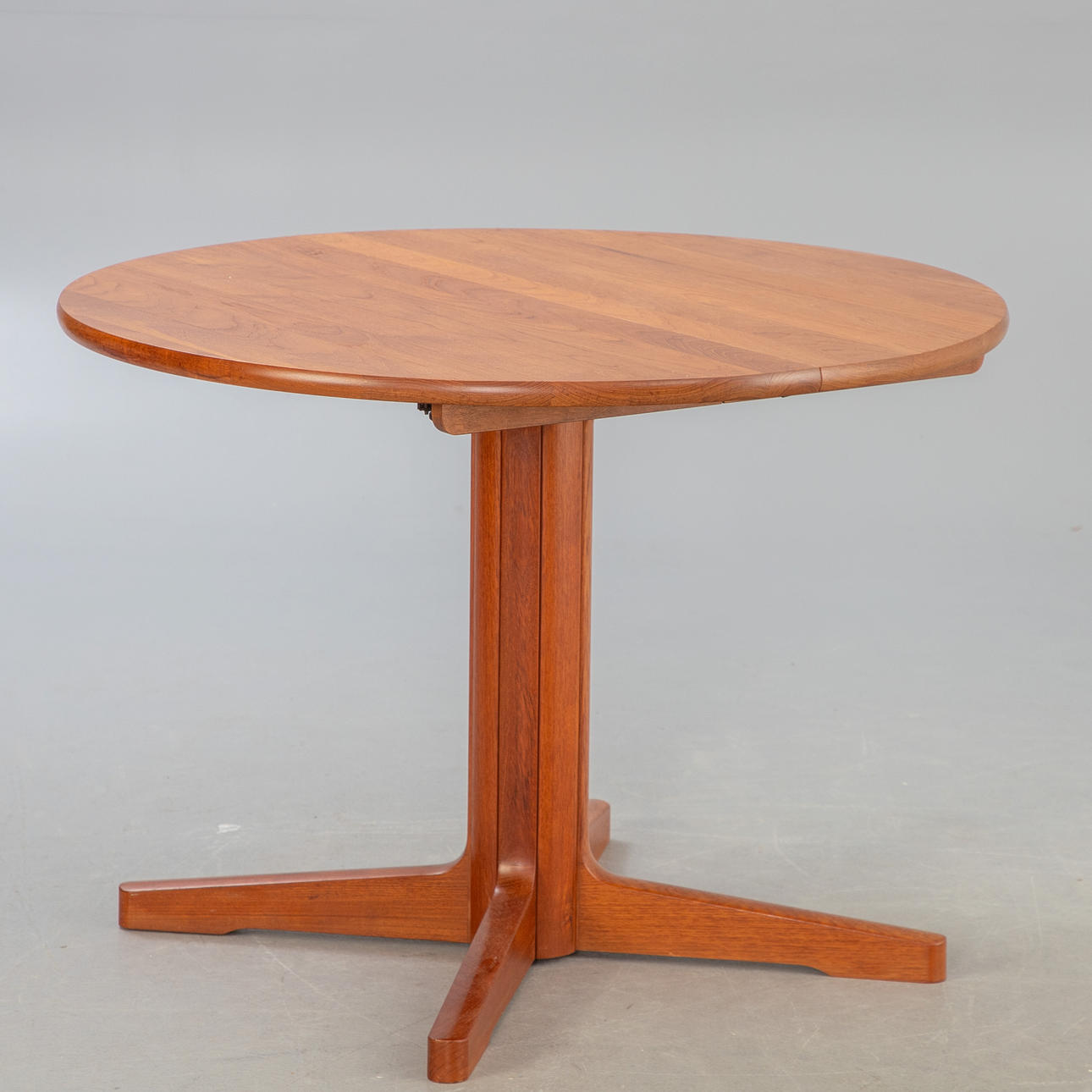 Runt matbord, 1960-tal.