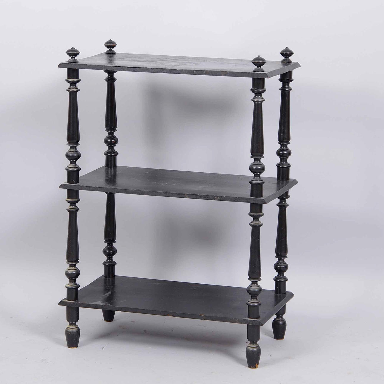 ATENIENN, svartmålad.