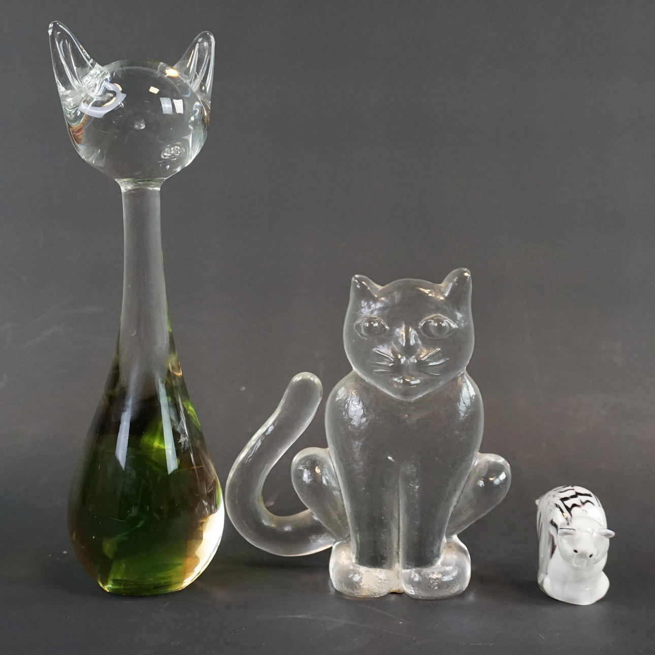 FIGURINER, 3 st, glas, Katter, bl a Bertil Vallien.