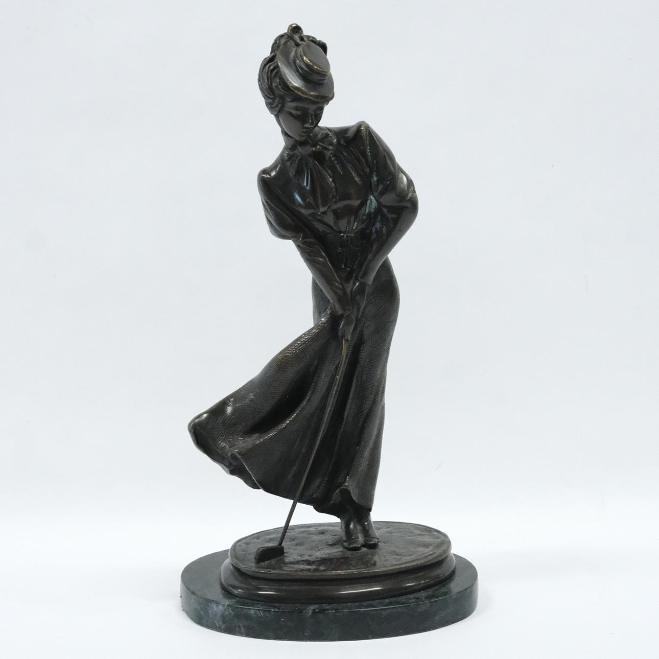 BRONZE SKULPTUR. GOLF-SPILLER KVINDE. JUGENDSTIL.