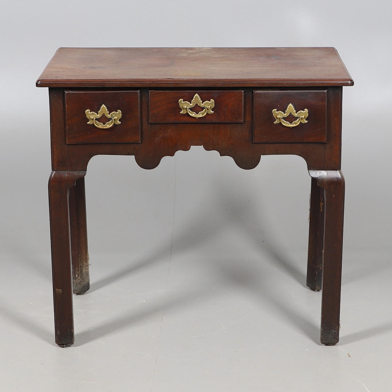 EN LAV DRENG I MAHOGNI.