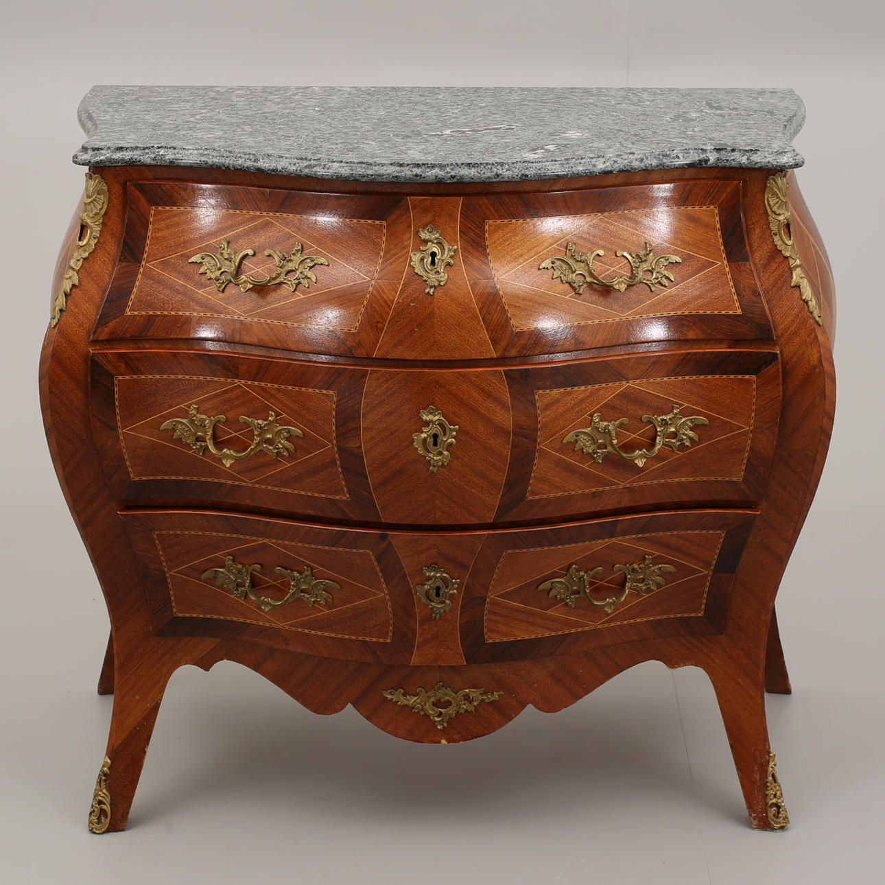 Byrå, rokokostil med skiva av Kolmårdsmarmor 1900-tal.