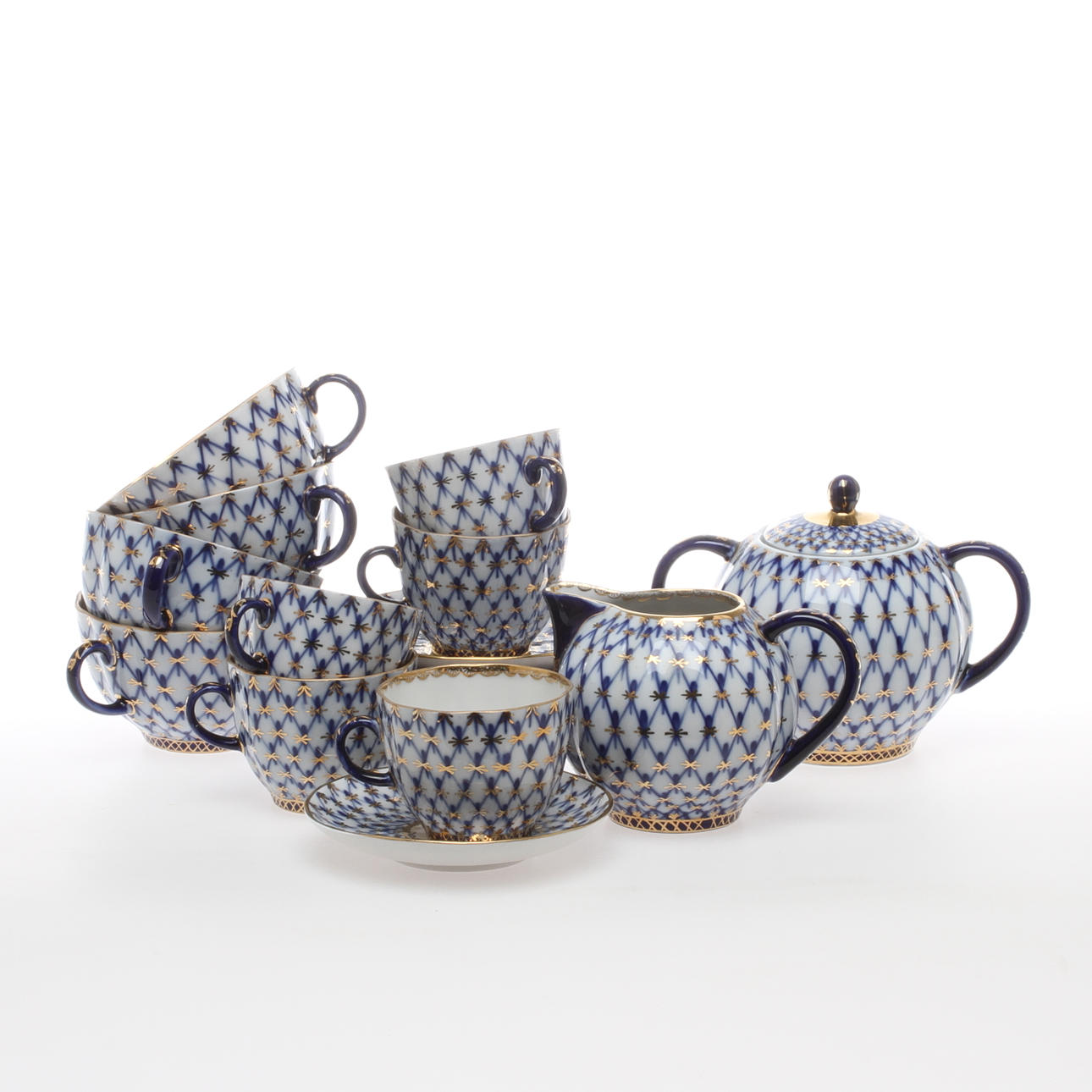 TE- OCH KAFFESERVISDELAR, porslin, "Cobalt net", Lomonosov, Ryssland.