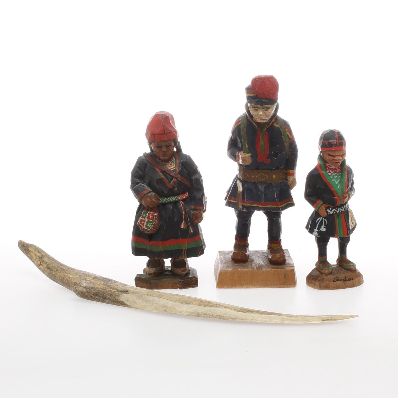 FIGURINER, 3 st, Samer, skuret och bemålat trä, varav en Torborg Lindberg, samt RENHORN, 1900-tal.