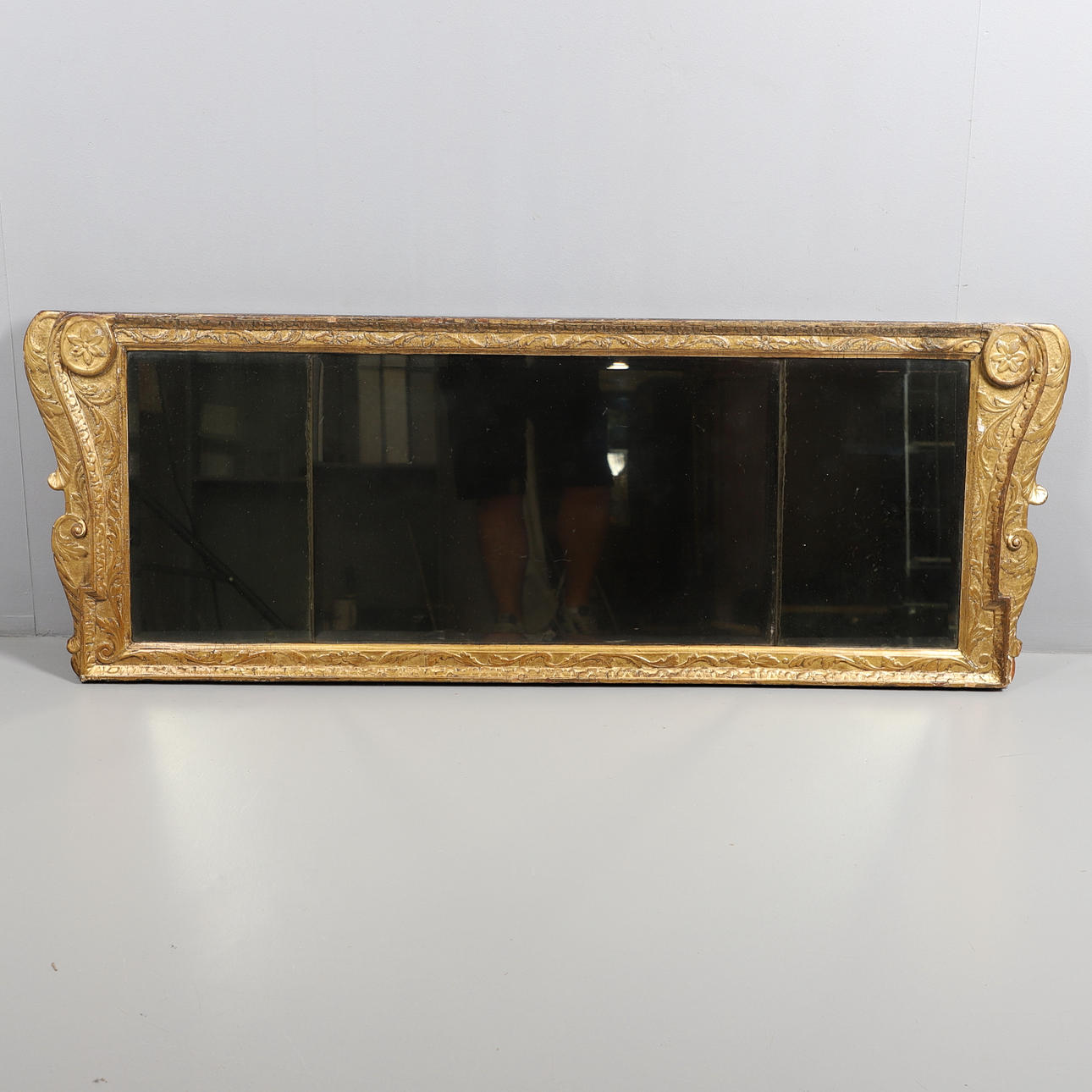 A GILT OVERMANTEL MIRROR. Mirrors - Auctionet