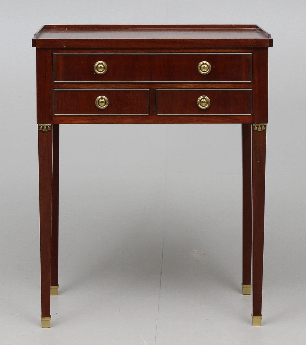 BYRÅ, sengustaviansk-stil, 1900-tal.