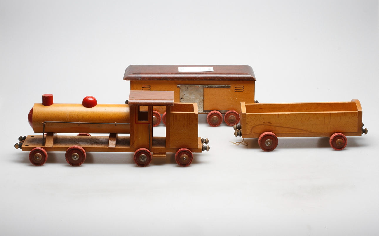 MODELLTÅG, 3 delar, trä, 1900-talets första hälft.