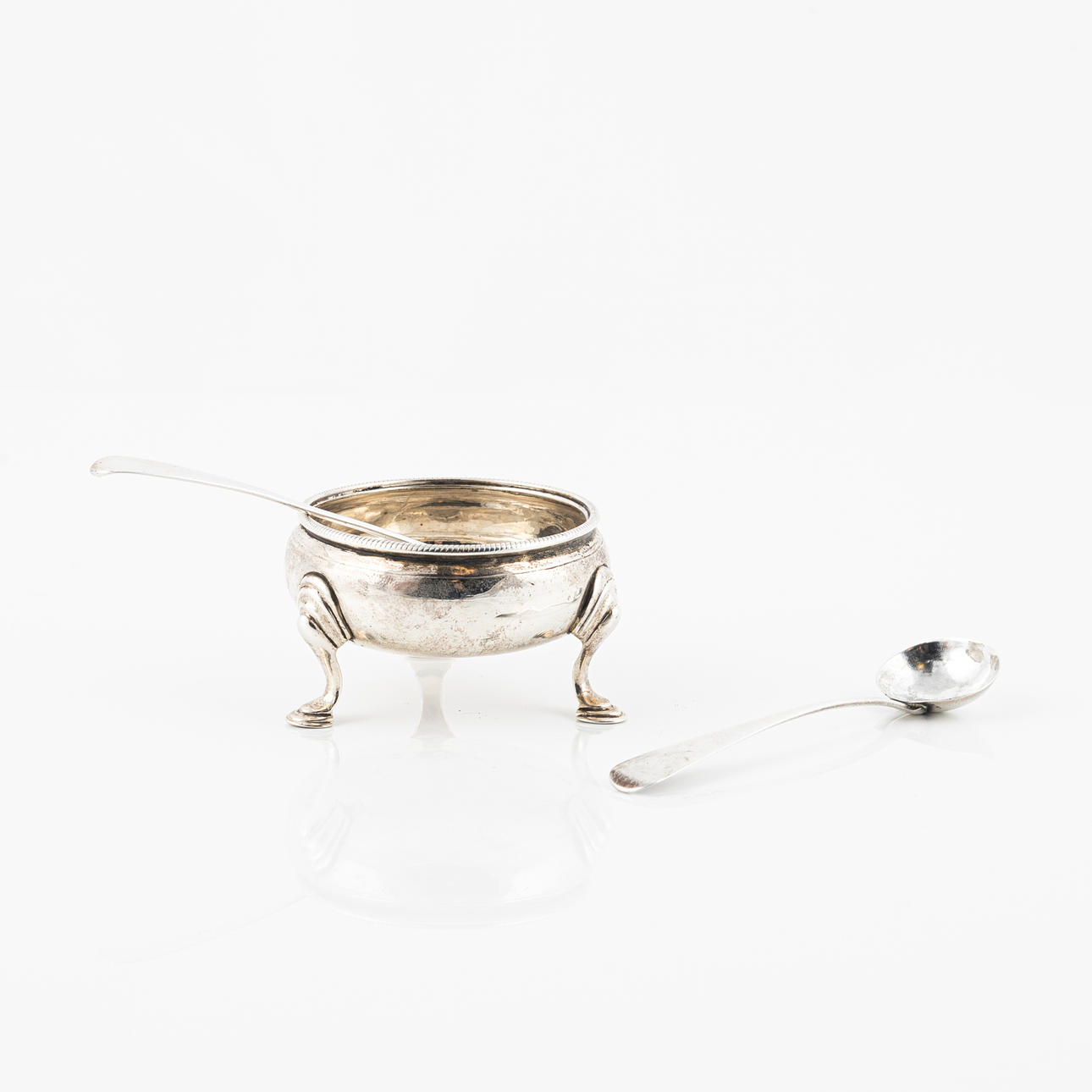 SALTSKÅLE, 2 stk., sølv, diverse mestre, England, 1700/19. årh.