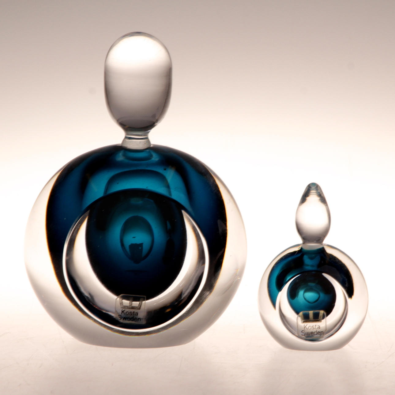 FLAKONGER, 2 st. Glas, Mona Morales Schildt, Kosta, varav ena signerad.