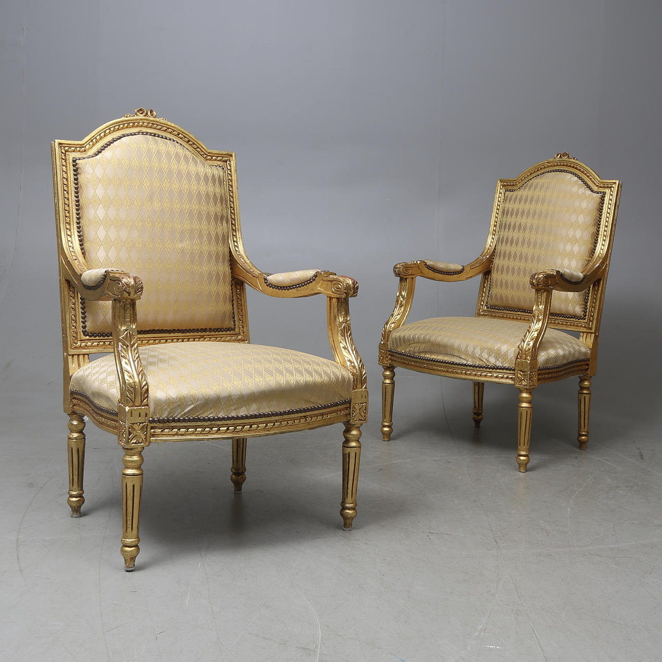 KARMFÅTÖLJER, ett par, Louis XVI-stil, 1900-tal.