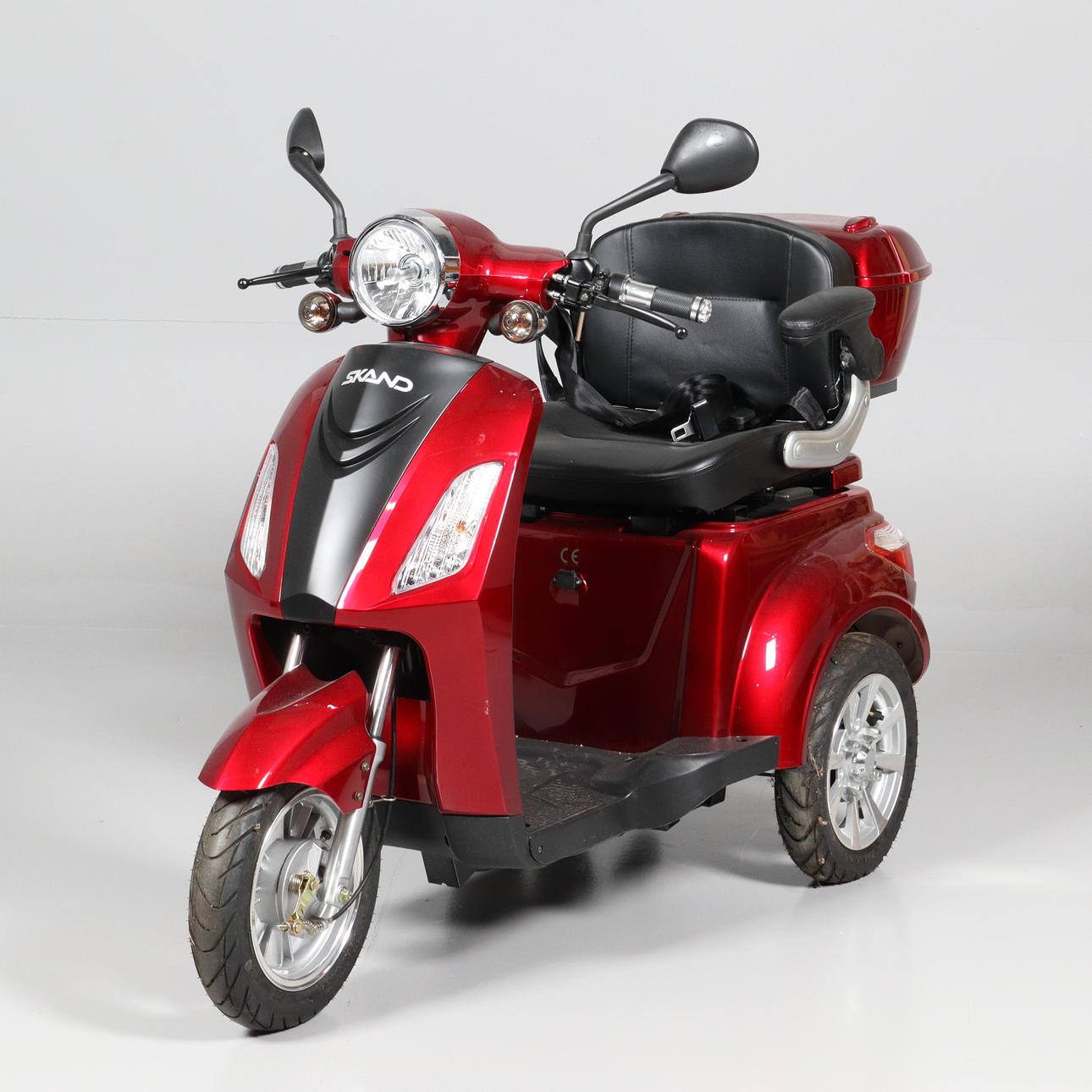 ELSKOTER, Skand „Løve 1300 plus“.