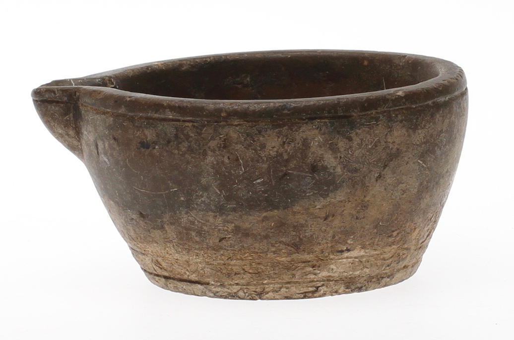 MORTAR with spout, 1700s / 1800s.