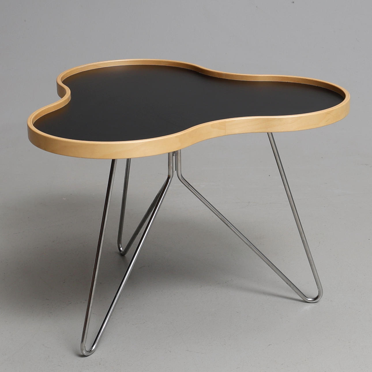 CHRISTINE SCHWARZER. Kaffeetisch, „Flower“, schwarz/Birke.