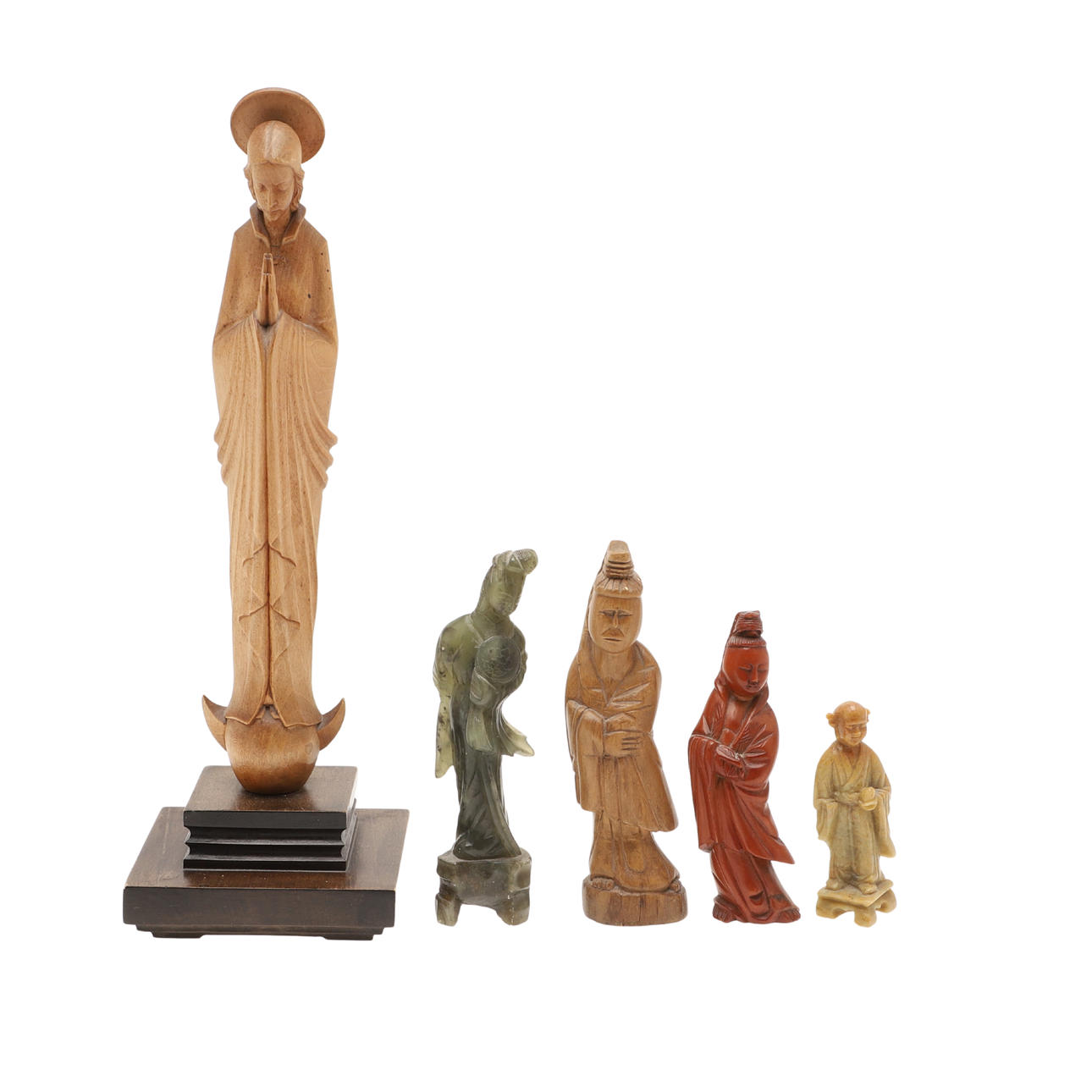 CINCO FIGURAS TALLADAS EN MADERA Y PIEDRA.