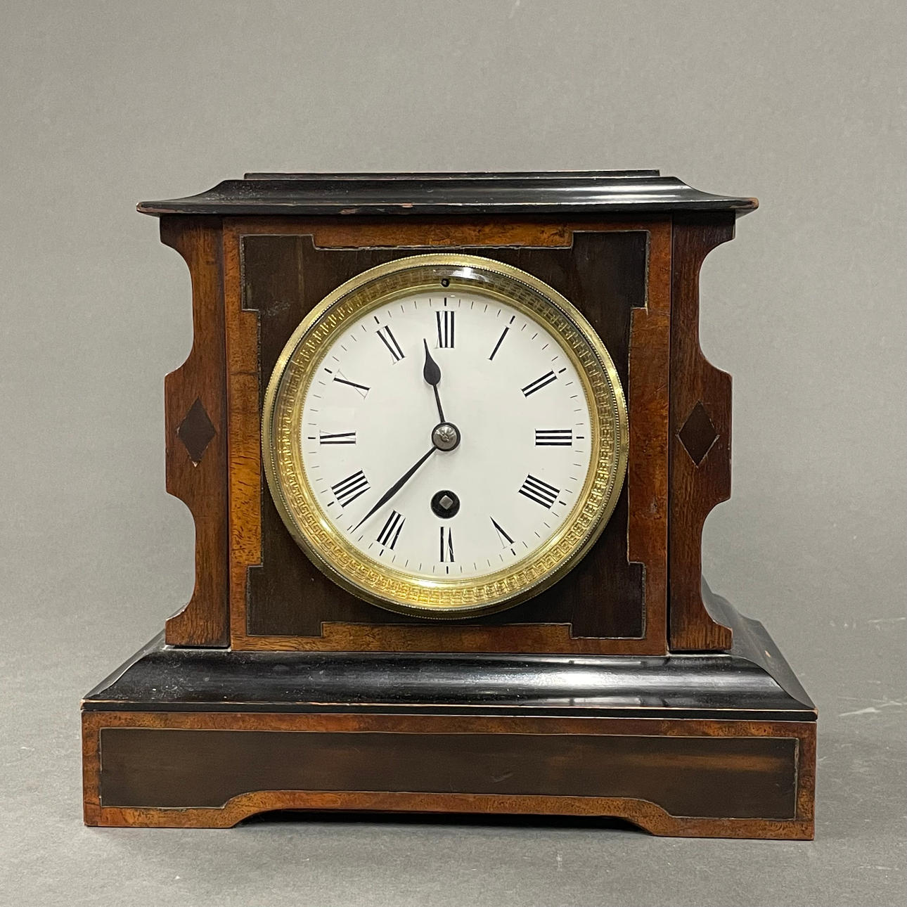 TIDIGT 1900-TALETS INRAMSDEKORERAD MANTELKLOCKA.