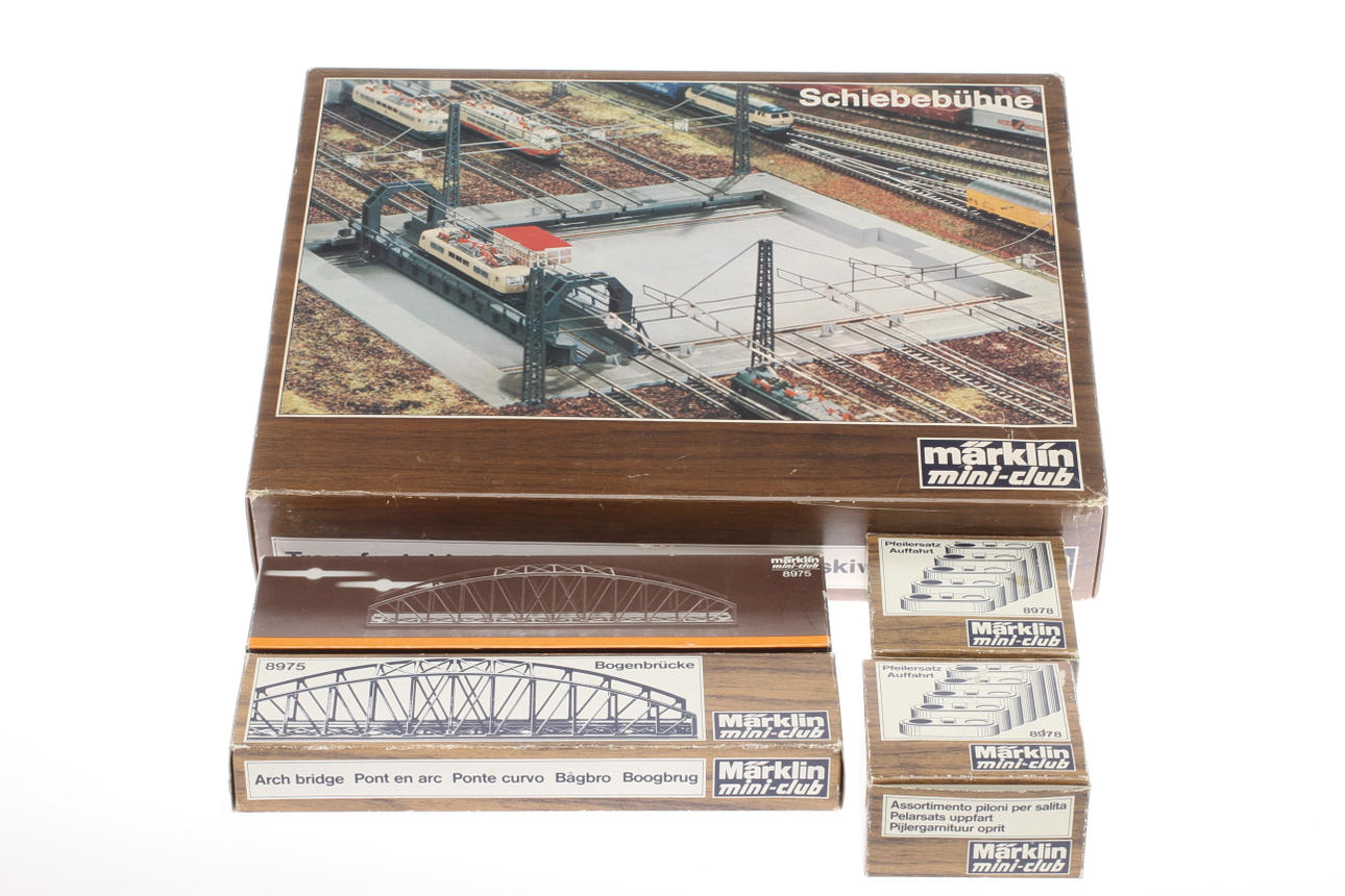 MÄRKLIN Z 8994 Mini-club vändskiva, 2 broar 8975, bropelare origiginalkartonger.
