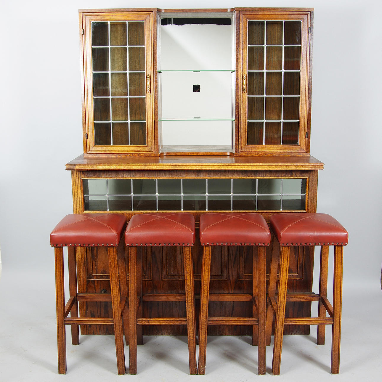 BAR MED VÄGGSKÅP SAMT 4 PALLAR, ek/glas, 1900-talets andra hälft.