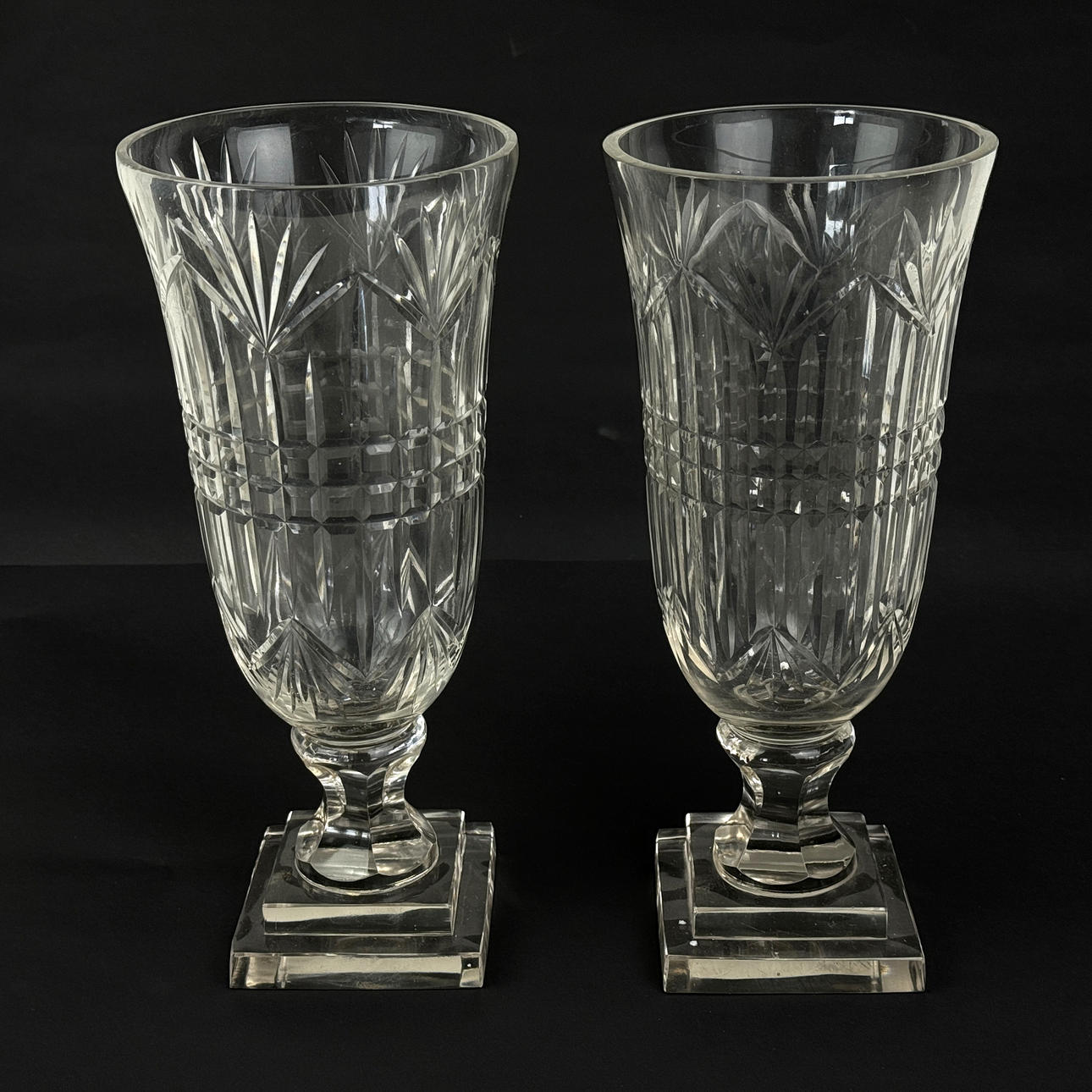 PAR SKURNA KRISTALLVASER.