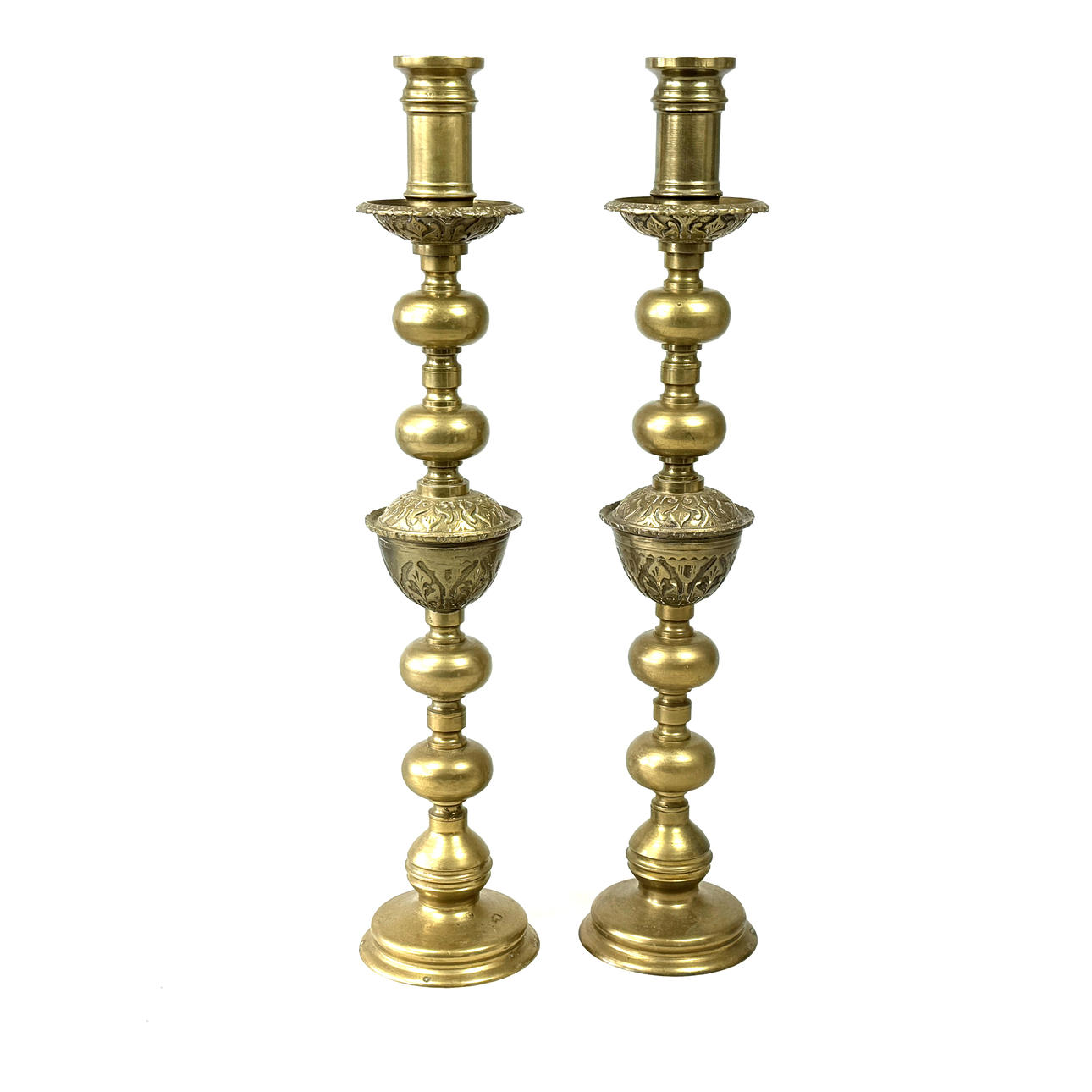 PAAR GROSSE VERZIERTE MESSING-KERZENHALTER.