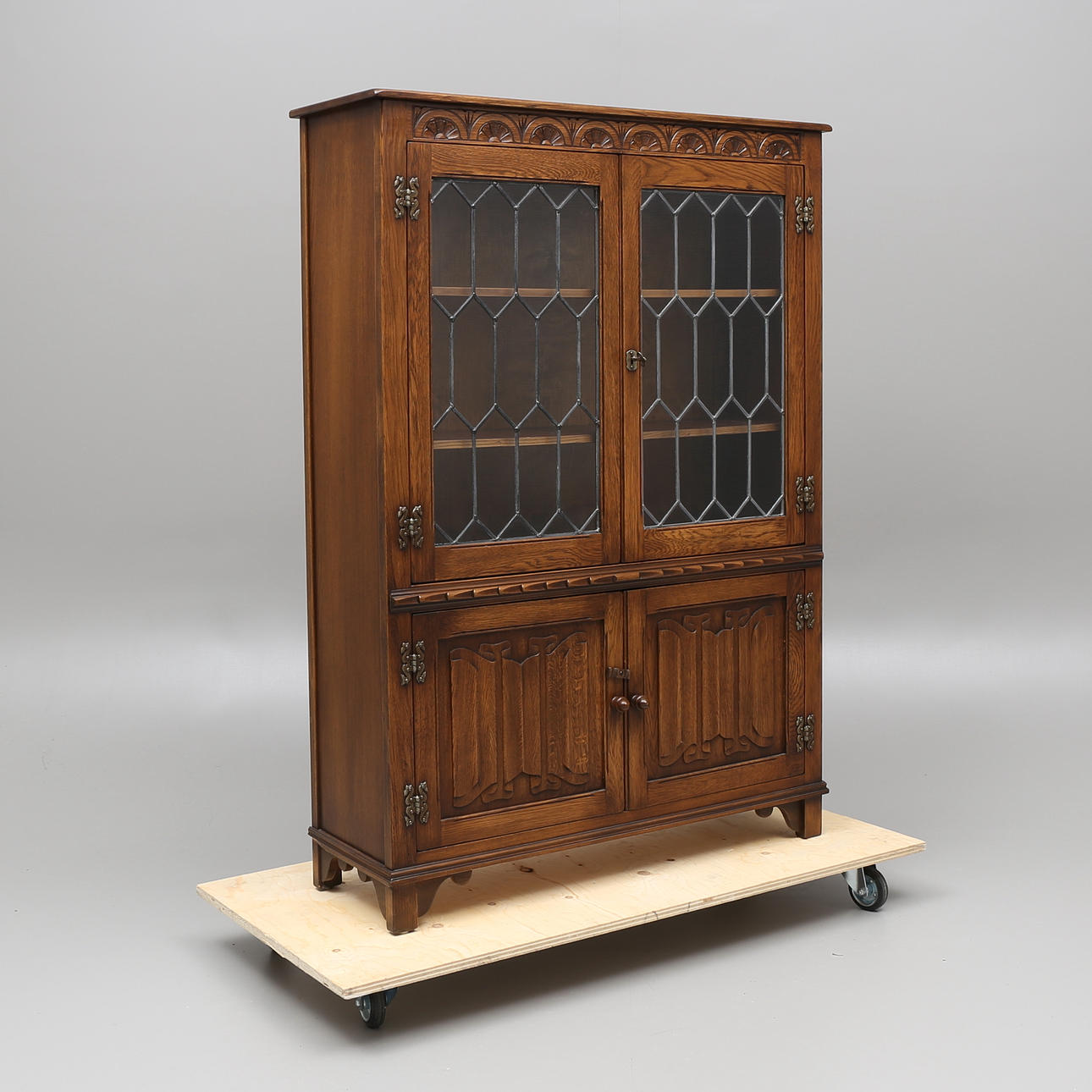 VITRINSKÅP, 1900-talets andra hälft.