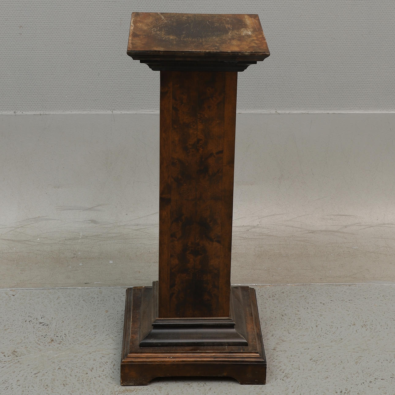 PIDESTAL, trä, 1900-tal.