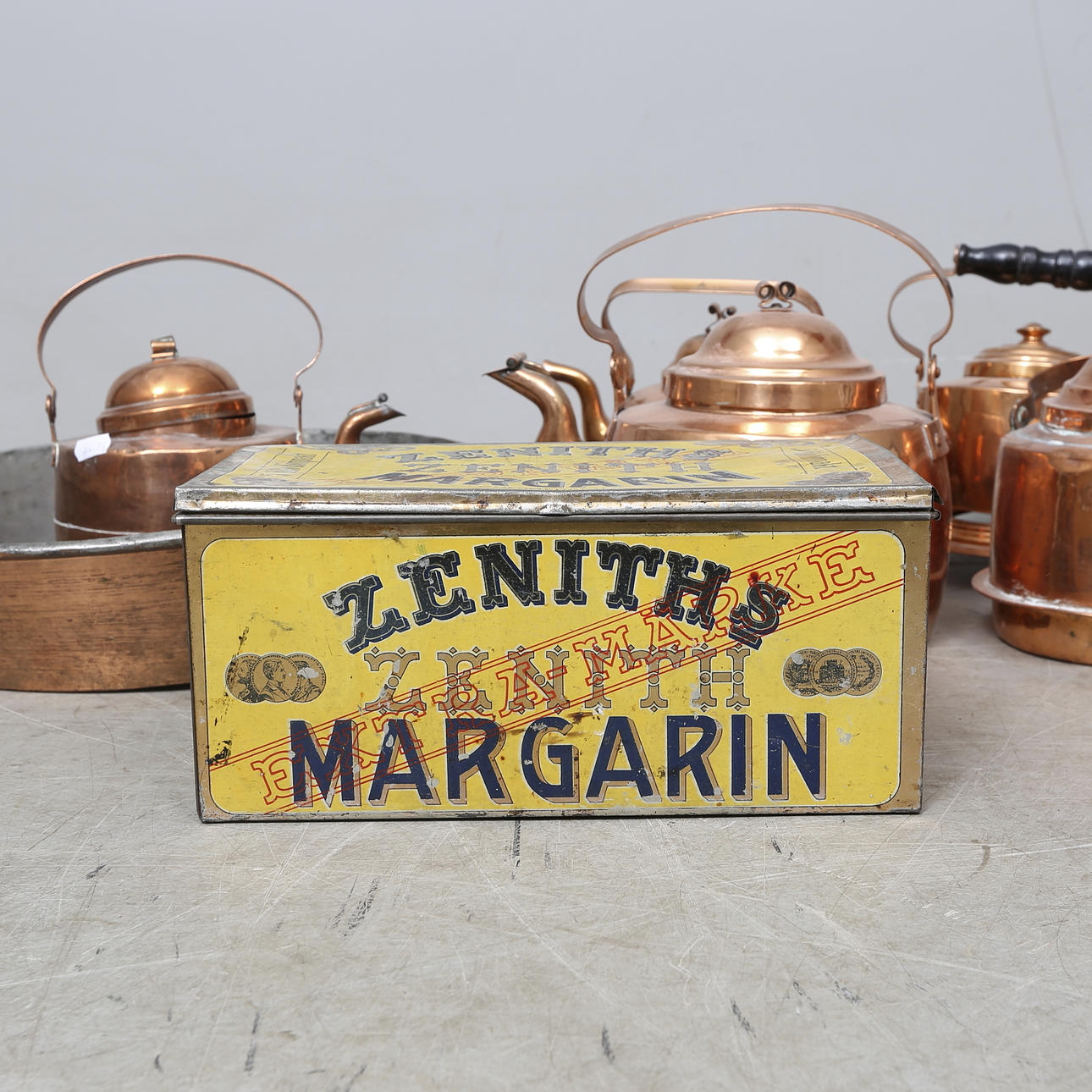 KOPPARFÖREMÅL samt PLÅTBURK, 7 delar.