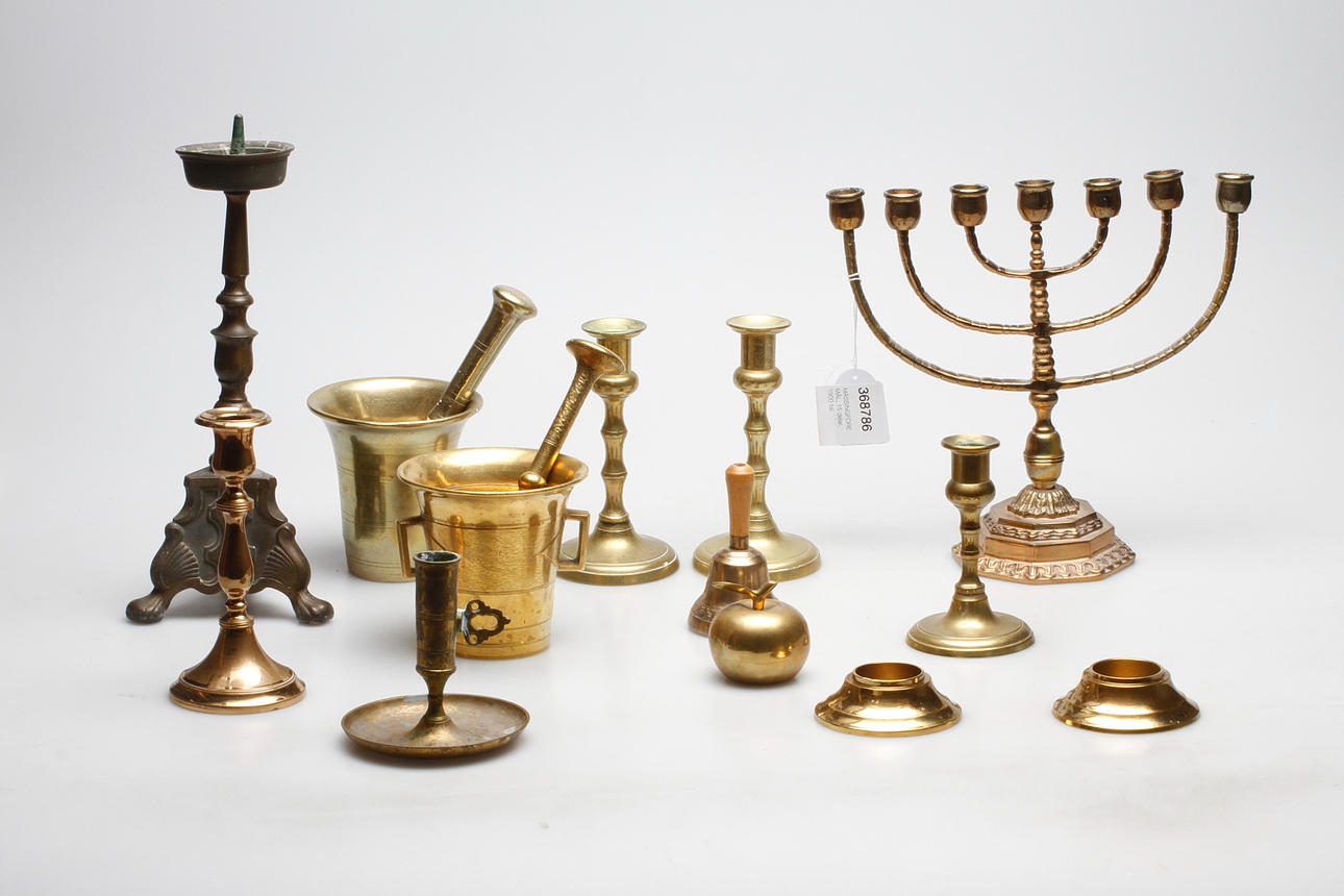 MÄSSINGFÖREMÅL, 15 delar, 1900-tal.