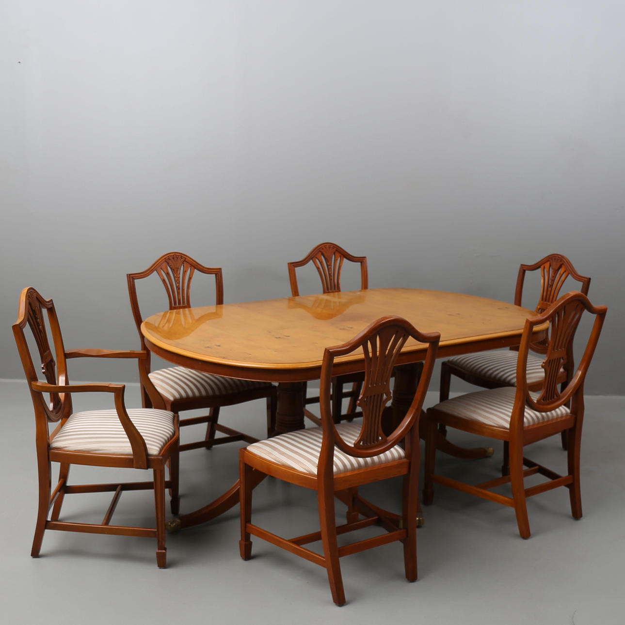 MATSALSMÖBLEMANG 12 delar. Engelsk stil, sk Hepplewhite 1900-tal.