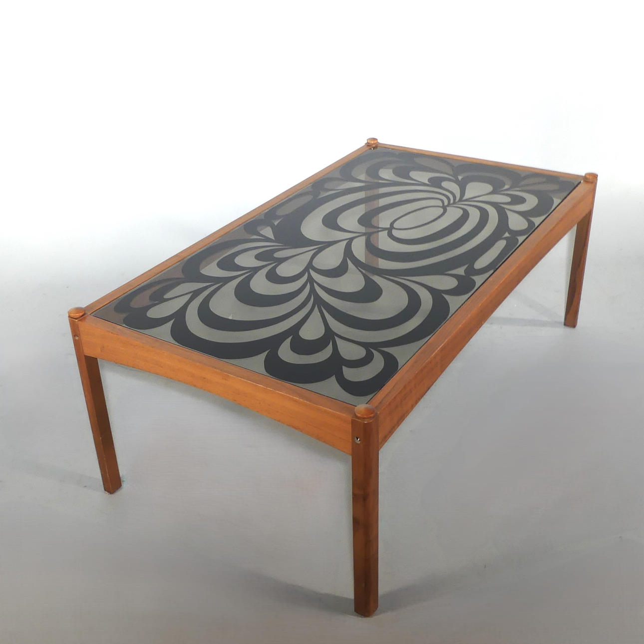 Couchtisch, Nussbaum mit Glasplatte, 1970er.