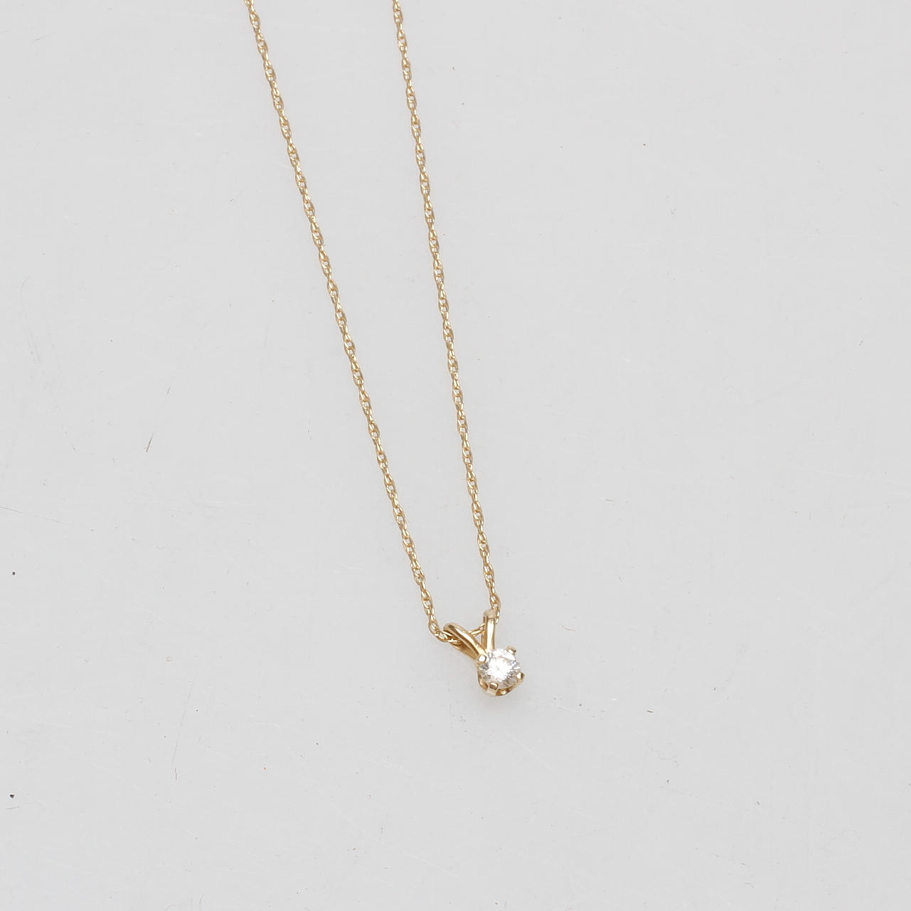 HALSBAND MED HÄNGE, 14k guld, hänge med diamant ca. 0,1 ct, total vikt ca. 1,1 gram.