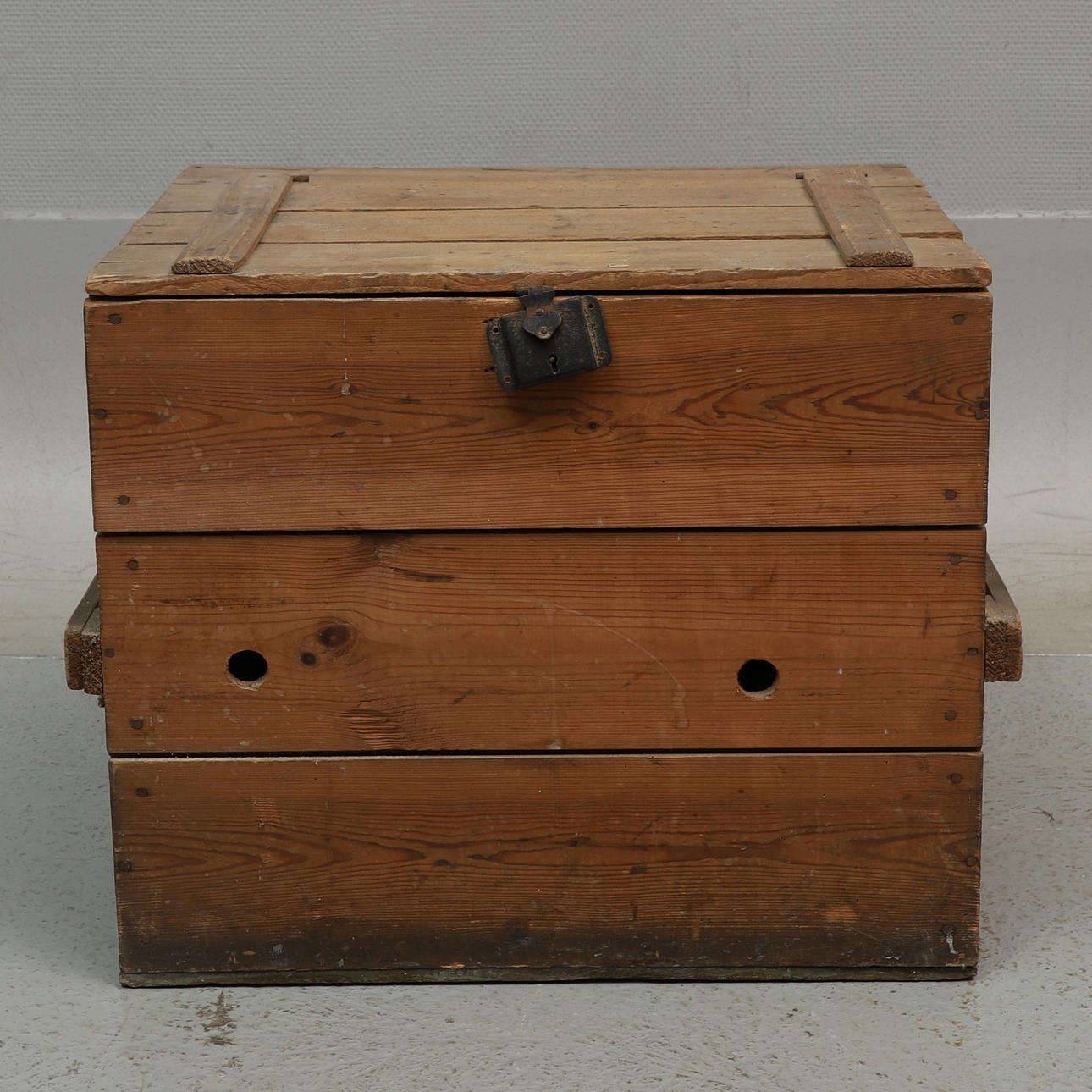 Holzkiste mit Deckel, 20. Jahrhundert.