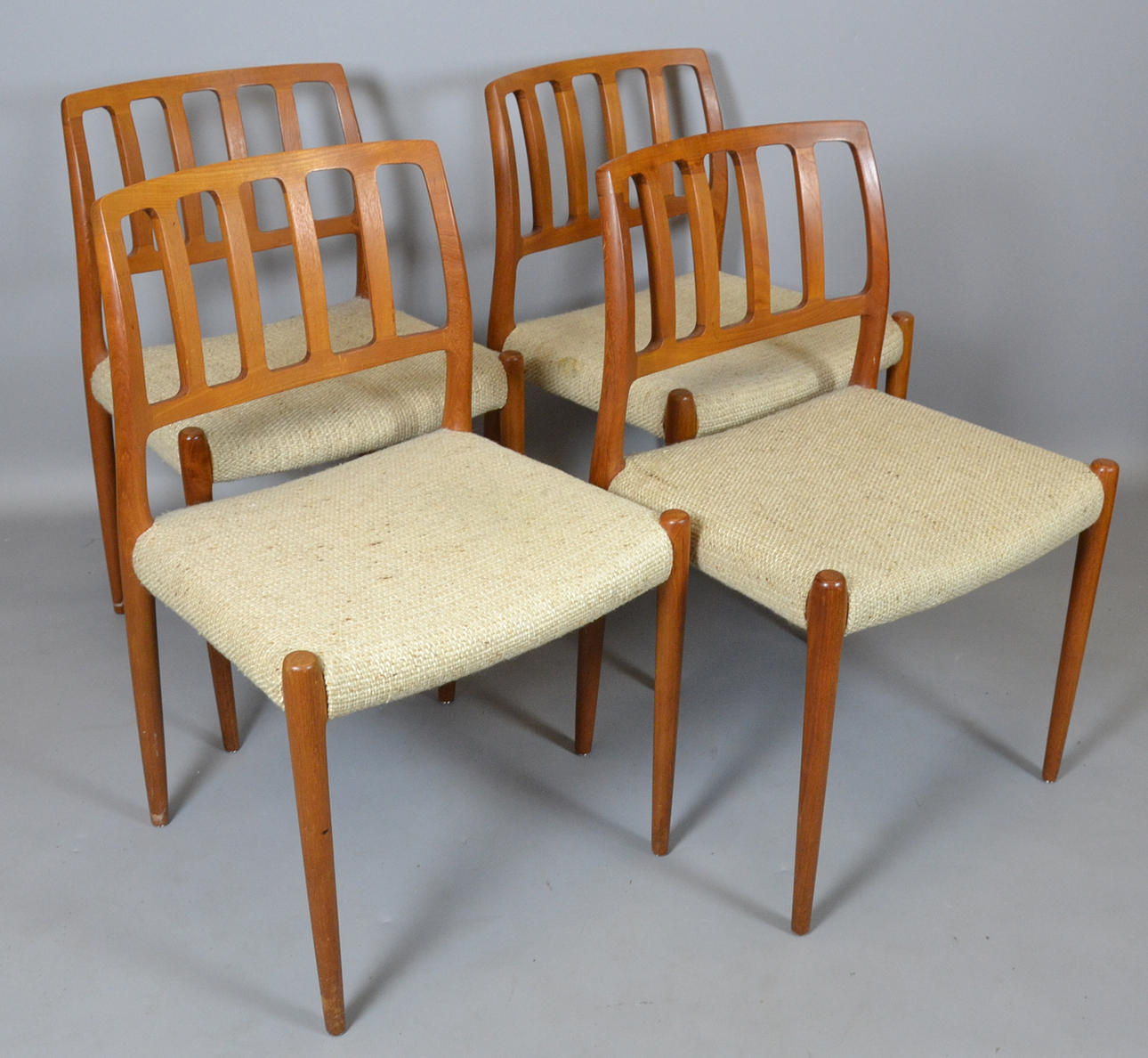 NIELS O. MÖLLER. 4 stolar.