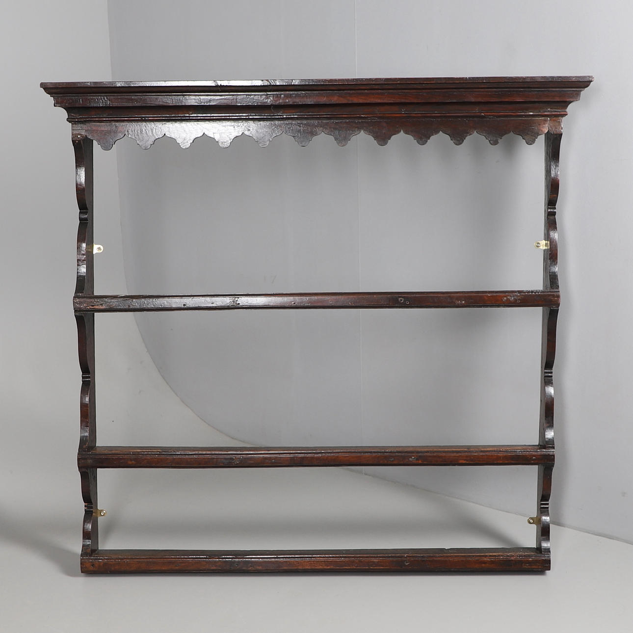 AN 18TH CENTURY OAK DELFT RACK.