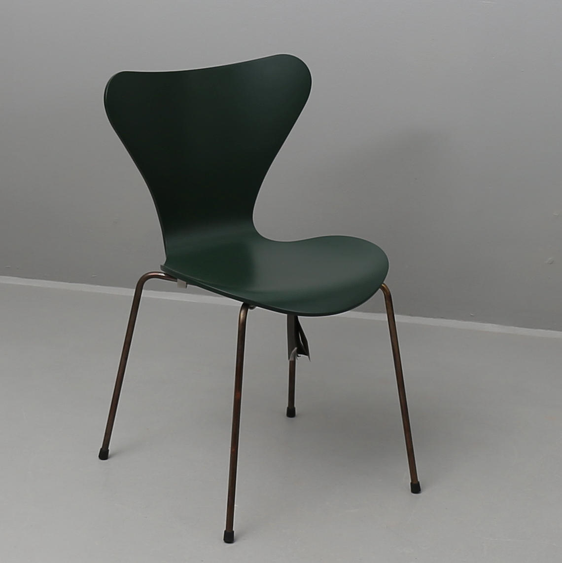 ARNE JACOBSEN. "7:an" eller 3107, Fritz Hansen för Nordiska Galleriets 100-årsjubileum. Numrerad no 025.