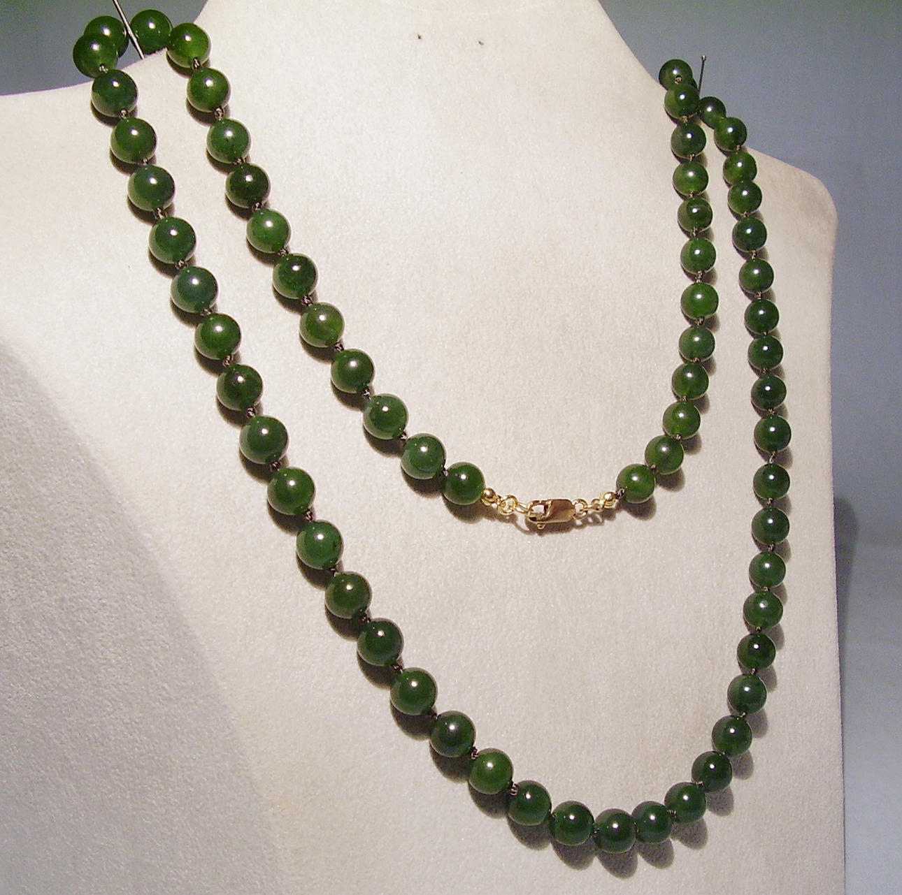 Jade halsband kanadensisk jade kvalitetslängd 65 cm, lås gult guld 333.