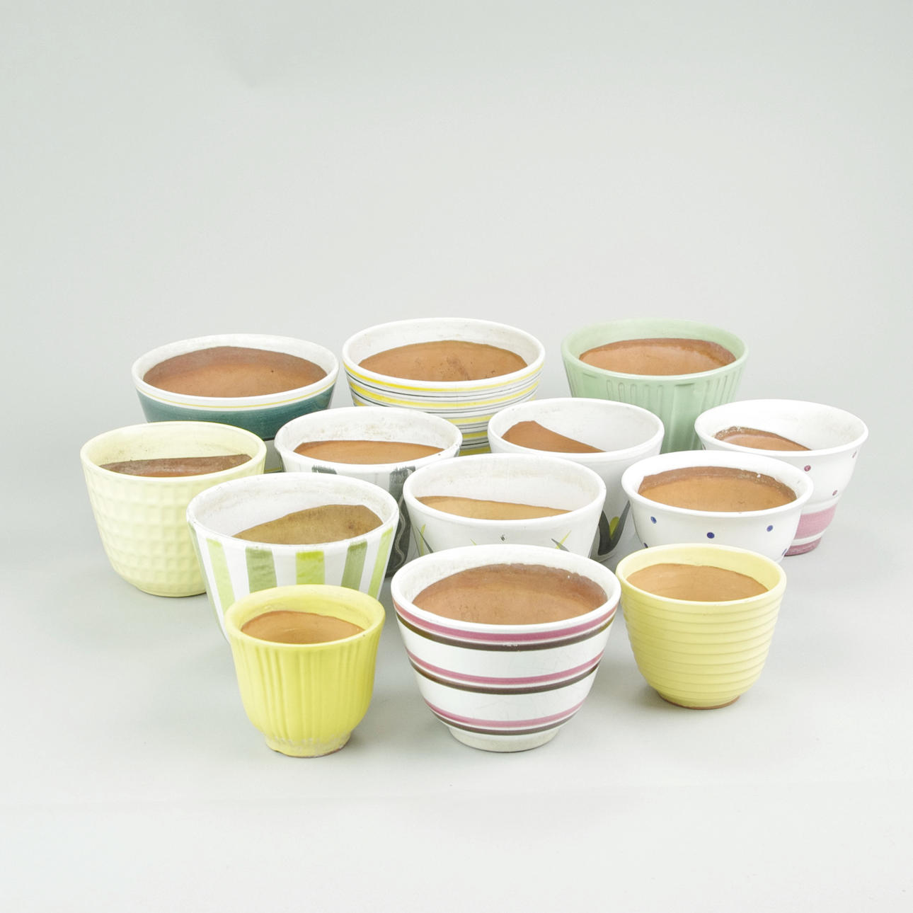 KRUKOR, 13 stycken, keramik, 1900-talets mitt.