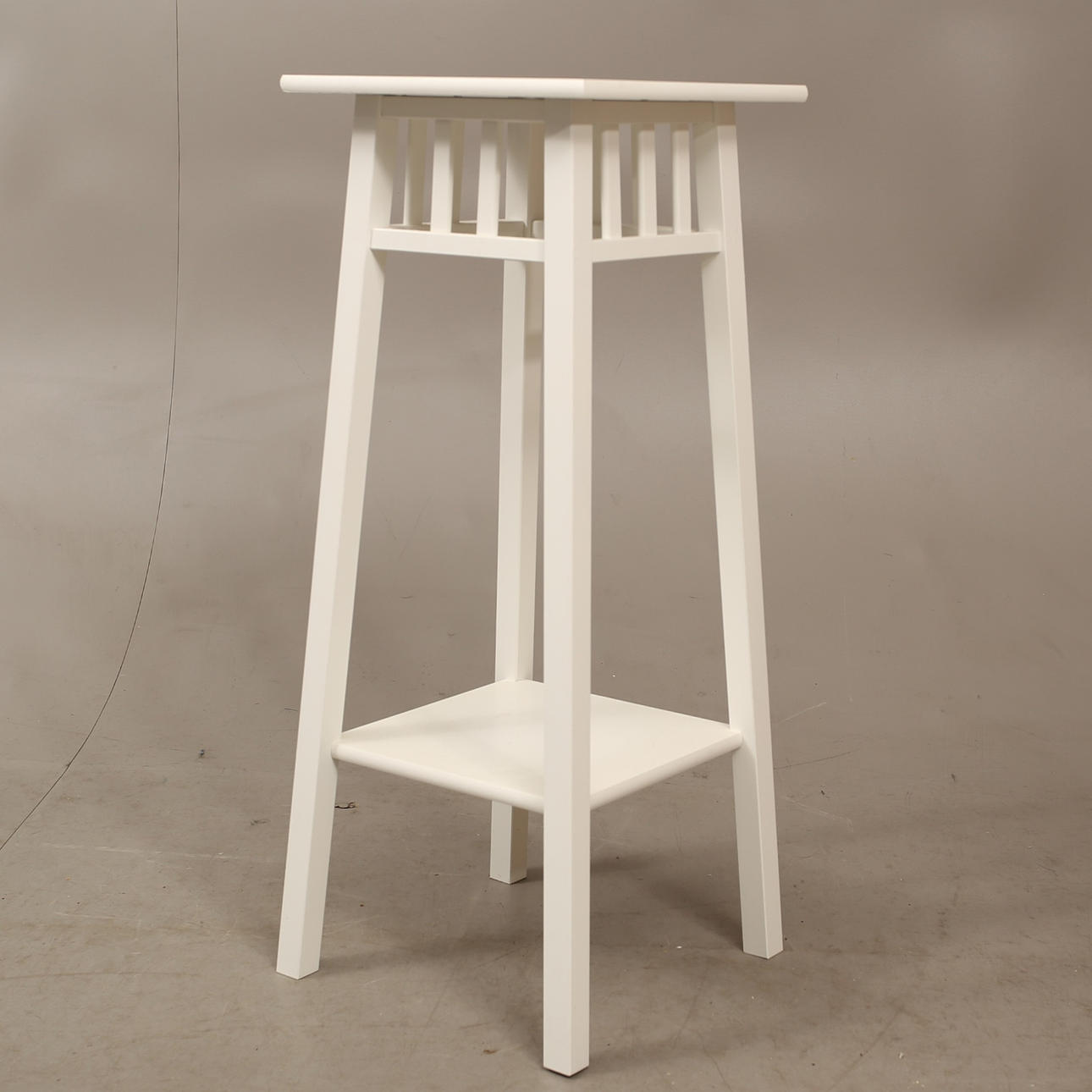 PEDESTAL, madera pintada de blanco, Ikea.