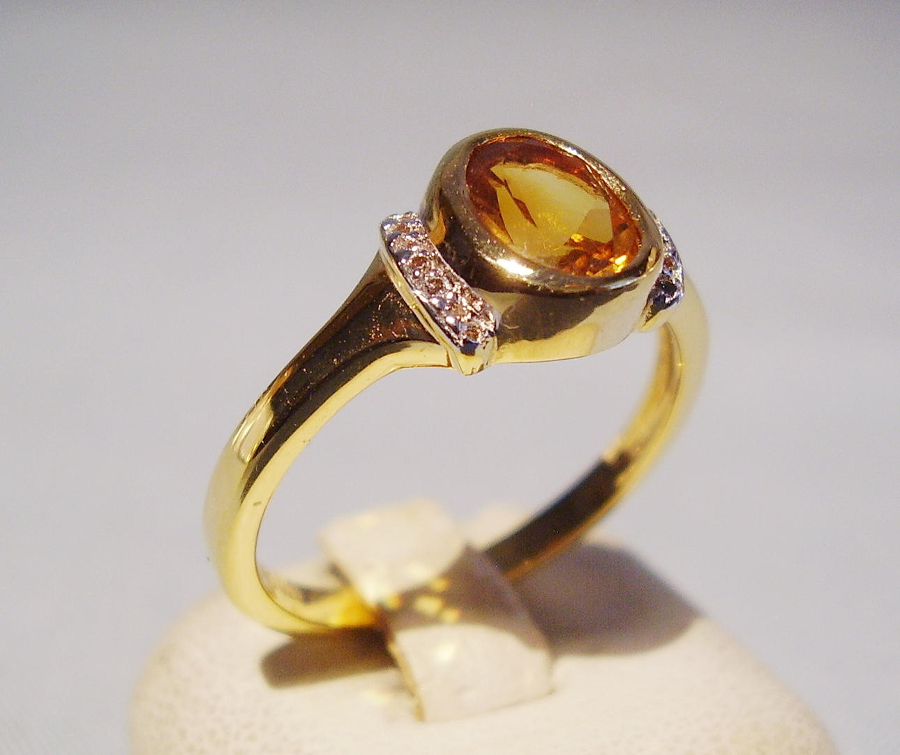 CITRIN RING MED VITA NATURLIGA TOPASER silver 925 guldpläterad.