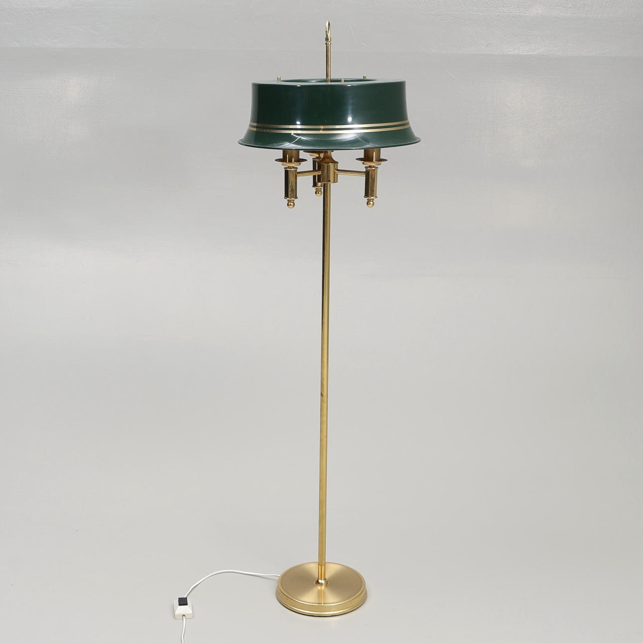 GULVLAMPE. Messing, metalplade skærm, engelsk stil.