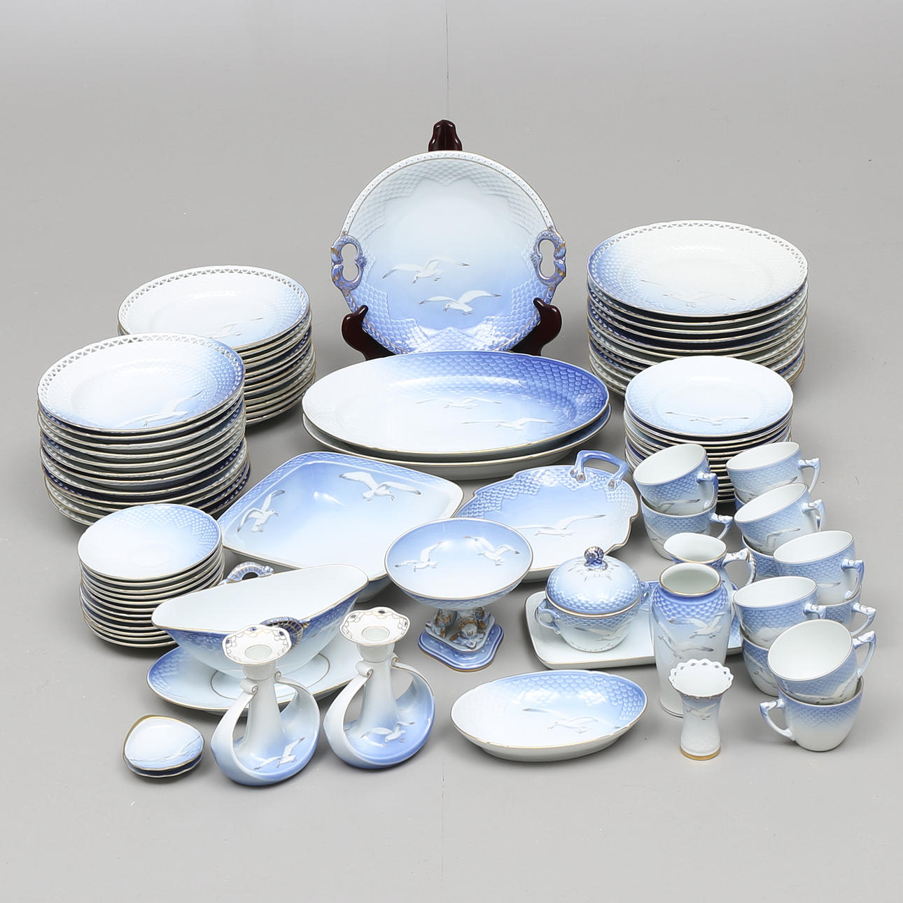 MAT OCH KAFFESERVIS, 89 delar "Blå måsen", med förgyllning och delvis helblond, Bing & Gröndahl.