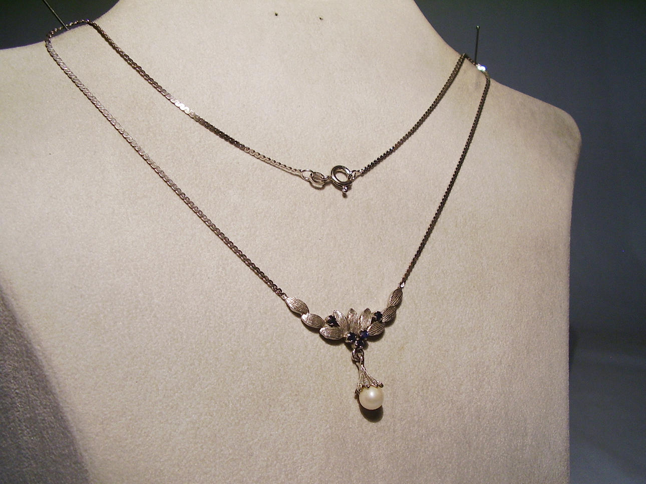 COLLIER MED BLÅ SAFIRER OCH ÄKTA ODLAT PÄRLSILVER 835, safirer ca. 0,55 ct.