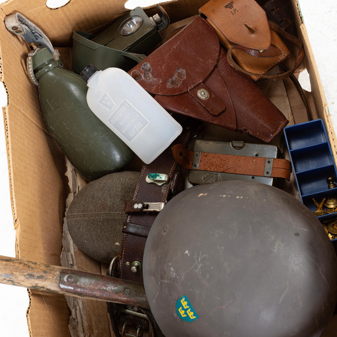 MILITARIA, Tre Kronor, one lot.