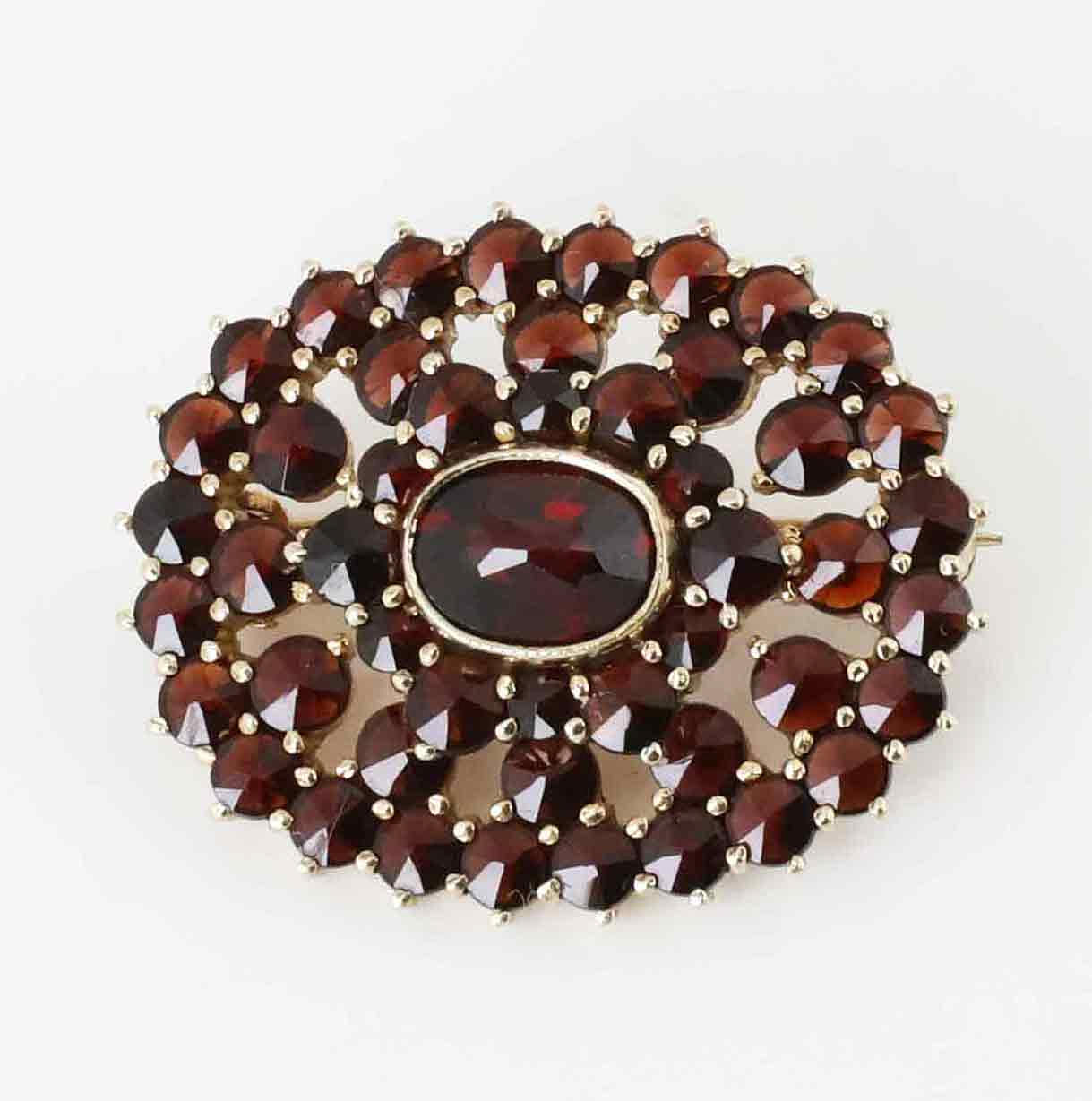 BROOCH, blood red granter, gilt silver.