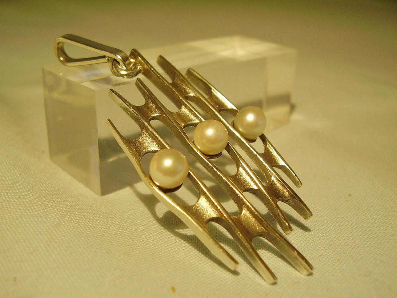 DESIGNHÄNGE MED ÄKTA VITA PÄRLOR silver 835.