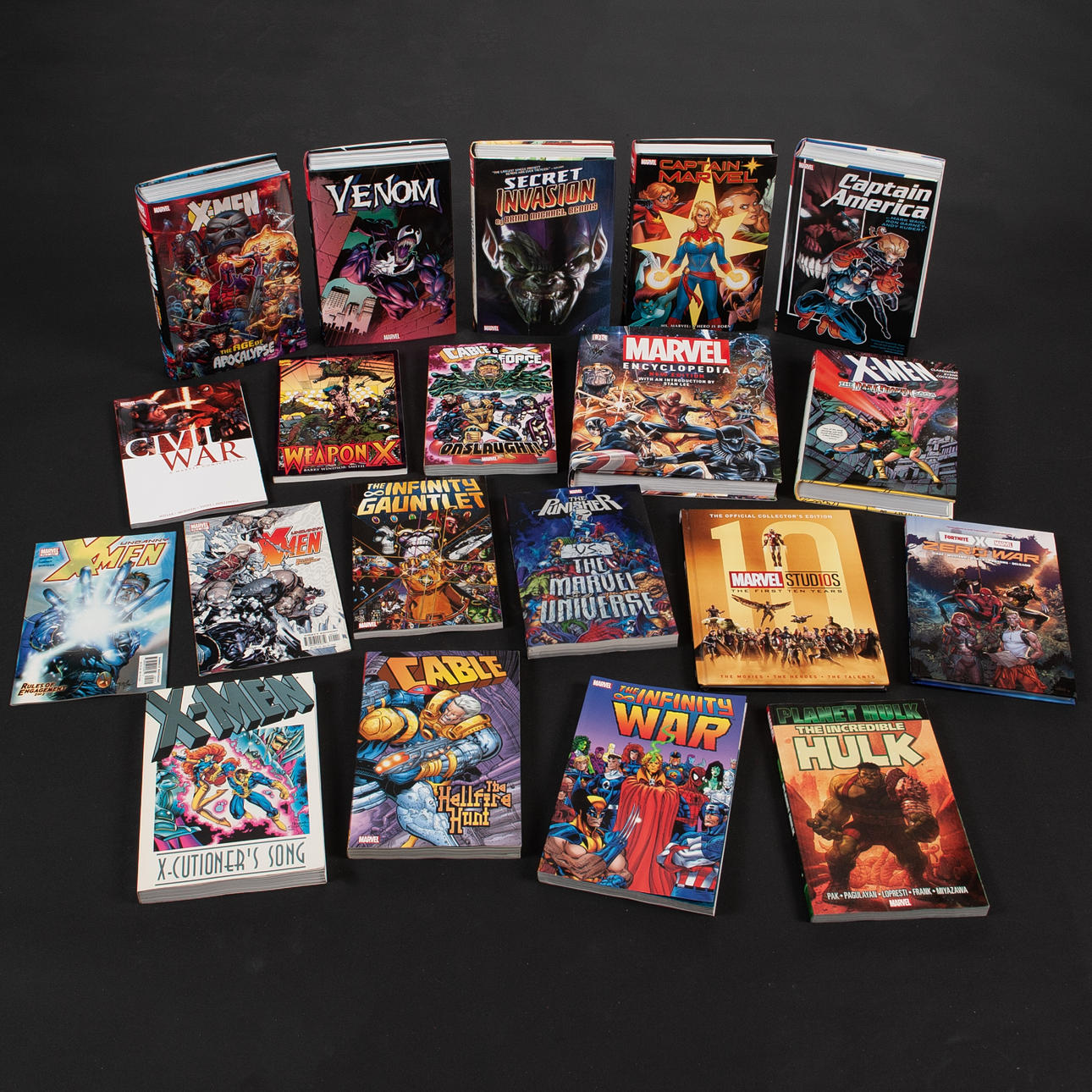 MARVEL. Böcker/Serietidningar. 20 volymer, Venom, Infinity war, Captain Marvel med flera.