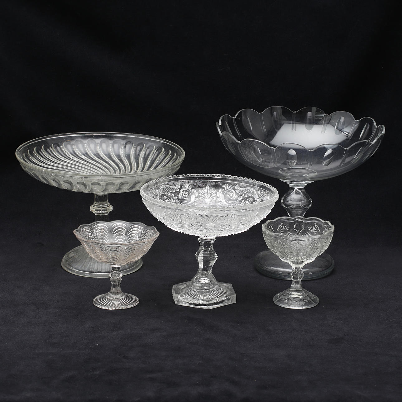 PRESSGLASSKÅLAR PÅ FOT, 5 delar.