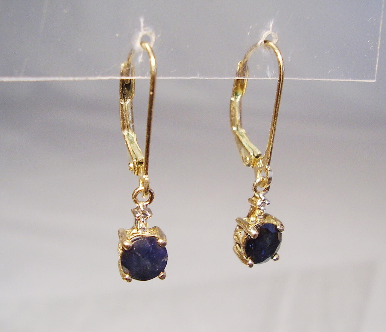 SAFIRÖRHÄNGEN gult guld 585 blå safirer 1,44 ct.