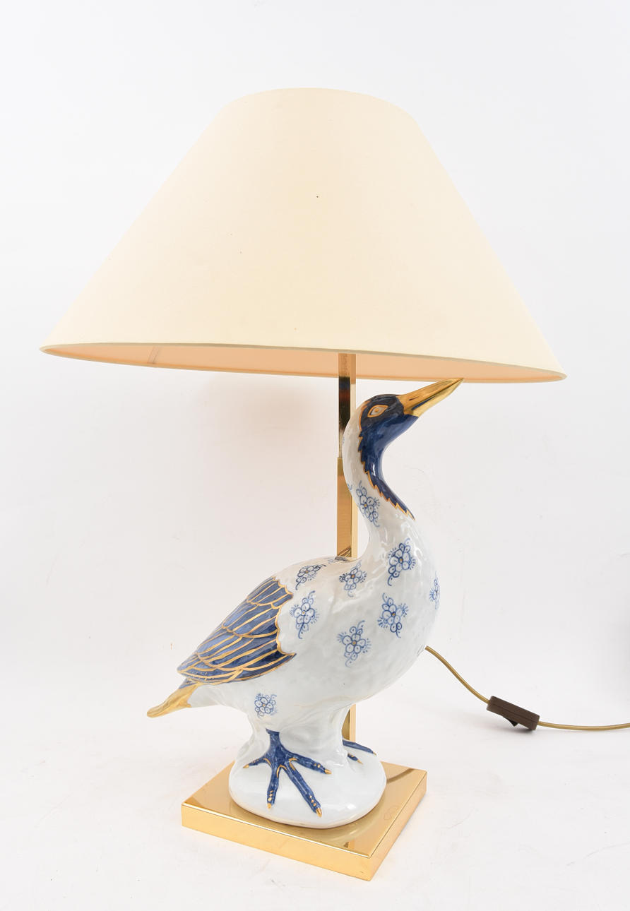 MANUFATTURA ARTISTIQUE DE PORCELAINE. ”lampa med porslin gås”.