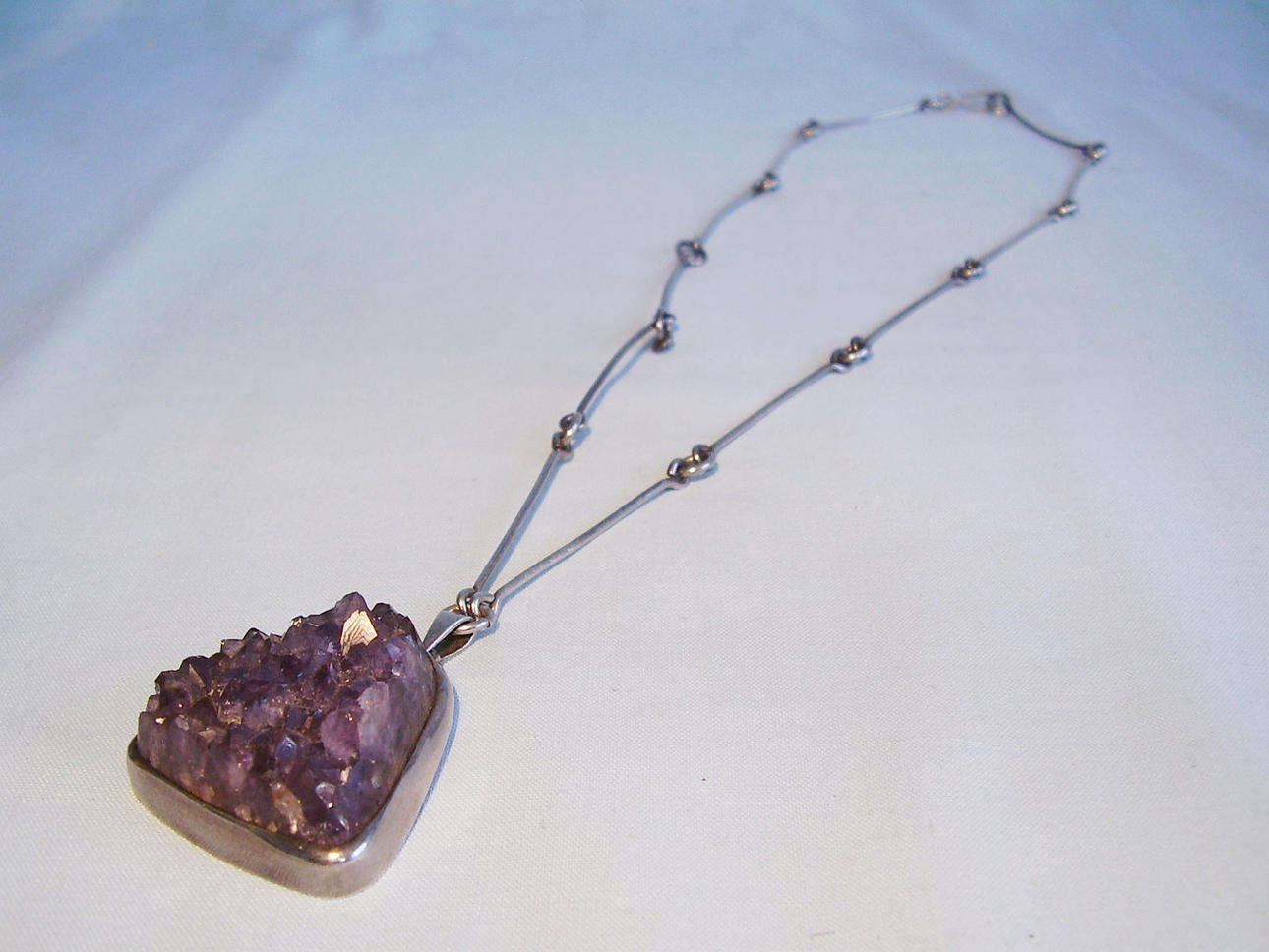 KAUNIS KORU. Halsband med ametist, Finland 1968.