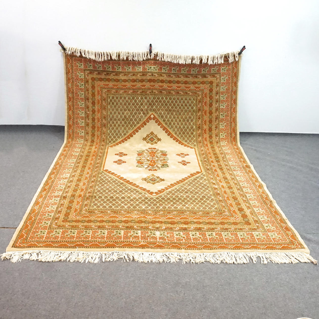 EIN TEPPICH, Tunesien, Maße ca 193 x 293 cm.